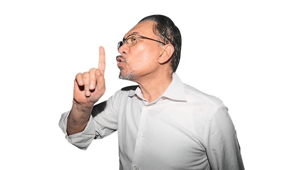 Anwar Ibrahim   gestures as he leaving the Palace of Justice  in Putrajaya on 6 November  2014AZHAR MAHFOF/The Star